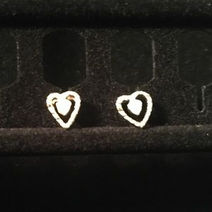 💝Silver heart post earrings.